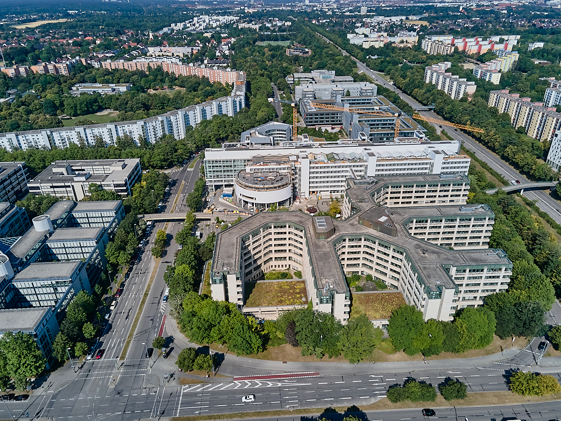 22.07.2022 - ehemaliges Alliant-Versicherungsgebäude und Wohnring in Neuperlach